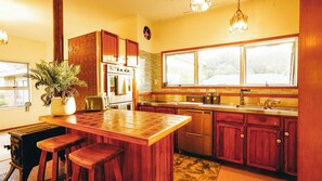 Full-size fridge, oven, stovetop, dishwasher