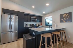 Fridge, microwave, oven, stovetop - Teton Homestead: Ski Hill Loft | Hot Tub + In-Town (Driggs)