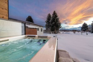 Outdoor spa tub - Teton Homestead: Ski Hill Collective + Hot Tub (Driggs)