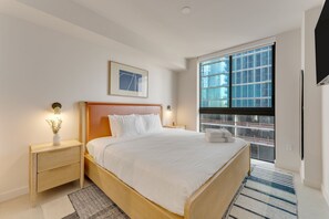 Iron/ironing board, WiFi, bed sheets - Crosby Miami WTC 1BR/1BA Signature City #1604 (Miami)