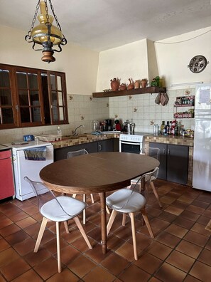 Geladeira, micro-ondas, fogão, lava-louças