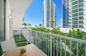Property grounds - Walk-Out Pool Studio in Brickell and Free Parking (Miami)