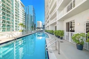 Pool - Walk-Out Pool Studio in Brickell and Free Parking (Miami)