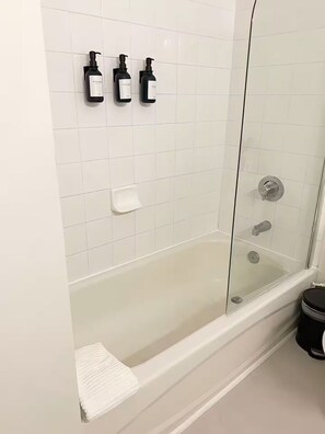 Hair dryer, towels, soap, toilet paper - Walk-Out Pool Studio in Brickell and Free Parking (Miami)