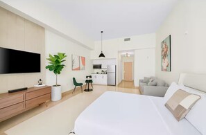1 bedroom, iron/ironing board, WiFi, bed sheets - Walk-Out Pool Studio in Brickell and Free Parking (Miami)