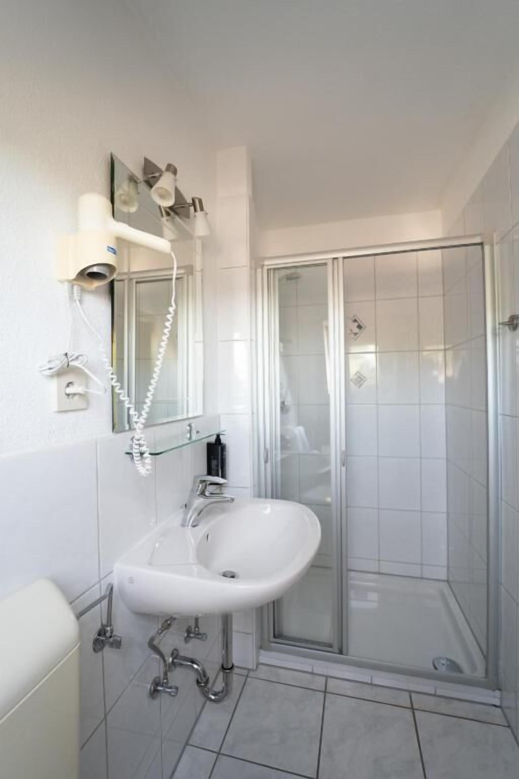 Kostenlose Toilettenartikel, Haartrockner, Handtücher, Shampoo