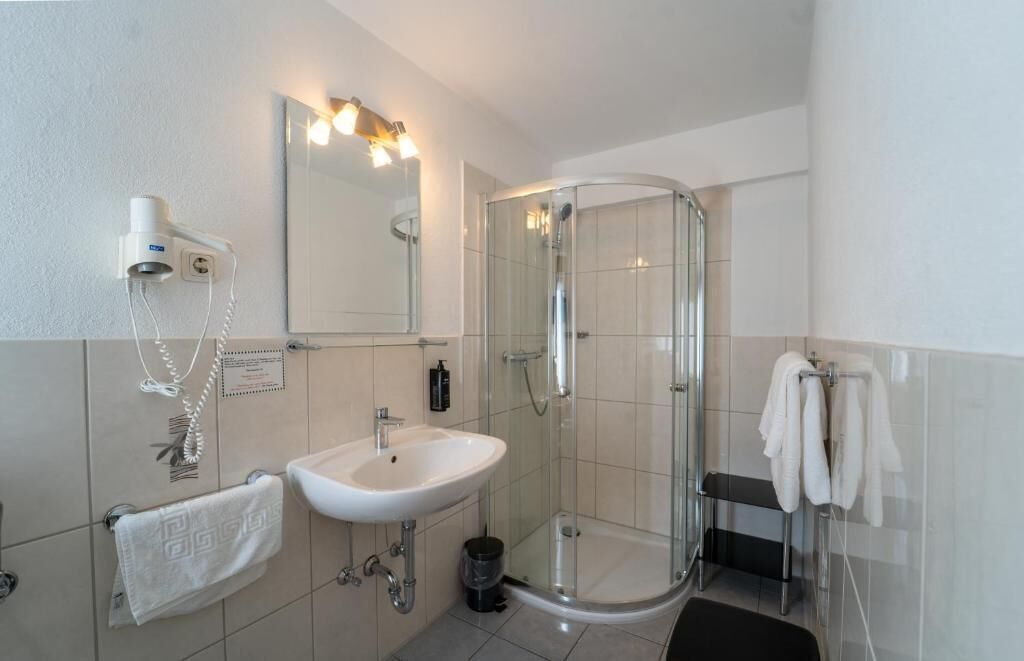 Comfort-Doppelzimmer, Stadtblick | Badezimmer | Kostenlose Toilettenartikel, Haartrockner, Handtücher, Shampoo