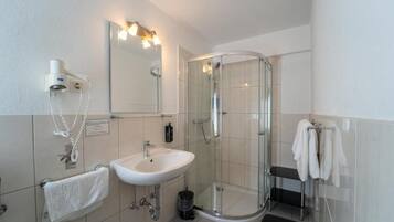 Comfort-Doppelzimmer, Stadtblick | Badezimmer | Kostenlose Toilettenartikel, Haartrockner, Handtücher, Shampoo