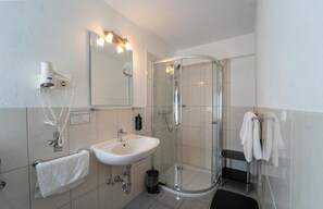 Comfort-dobbeltværelse - byudsigt | Badeværelse | Gratis toiletartikler, hårtørrer, håndklæder, Shampoo