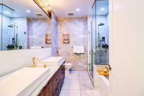 Penthouse presidencial, 3 habitaciones, vista a la ciudad | Baño | Tina con regadera, secadora de cabello, toallas, jabón 