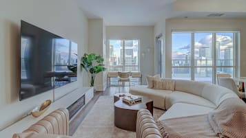 プレジデンシャル ペントハウス 3 ベッドルーム シティビュー | リビング エリア | 75 インチのスマートテレビ (デジタル放送視聴可)