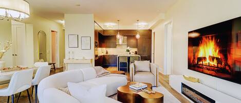 Presidential Penthouse, 3 Bedrooms, City View | Ruang tamu | 75 inci sebuah televisyen pintar dengan digital