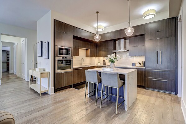 Presidential Penthouse, 3 Bedrooms, City View | Private kitchen | Fridge, microwave, oven, stovetop - Skyline Penthouse - CN Tower Downtown (Toronto)