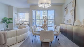 プレジデンシャル ペントハウス 3 ベッドルーム シティビュー | リビング エリア | 75 インチのスマートテレビ (デジタル放送視聴可)