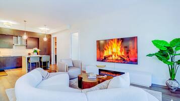 Presidential Penthouse, 3 Bedrooms, City View | Living area