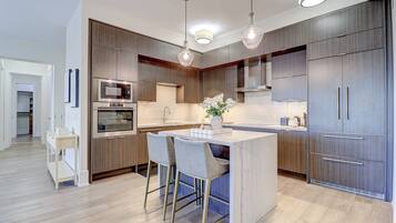 プレジデンシャル ペントハウス 3 ベッドルーム シティビュー | 専用キッチン | 冷蔵庫、電子レンジ、オーブン、コンロ