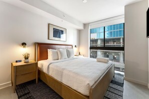 Tabla de planchar con plancha, internet y ropa de cama 
