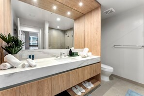 Hair dryer, towels, soap, toilet paper - Crosby Miami WTC 1BR/1BA Central City Flat #1405 (Miami)
