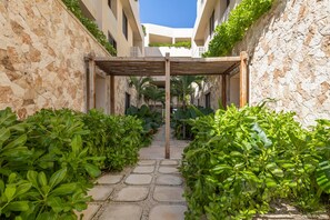 Property grounds - Beachfront 2BR Condo in Bahía Tankah, Tulum (Tulum Municipality)