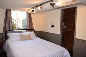 1 bedroom, desk, iron/ironing board, free WiFi - Cheerful one bedroom unit (Minneapolis)