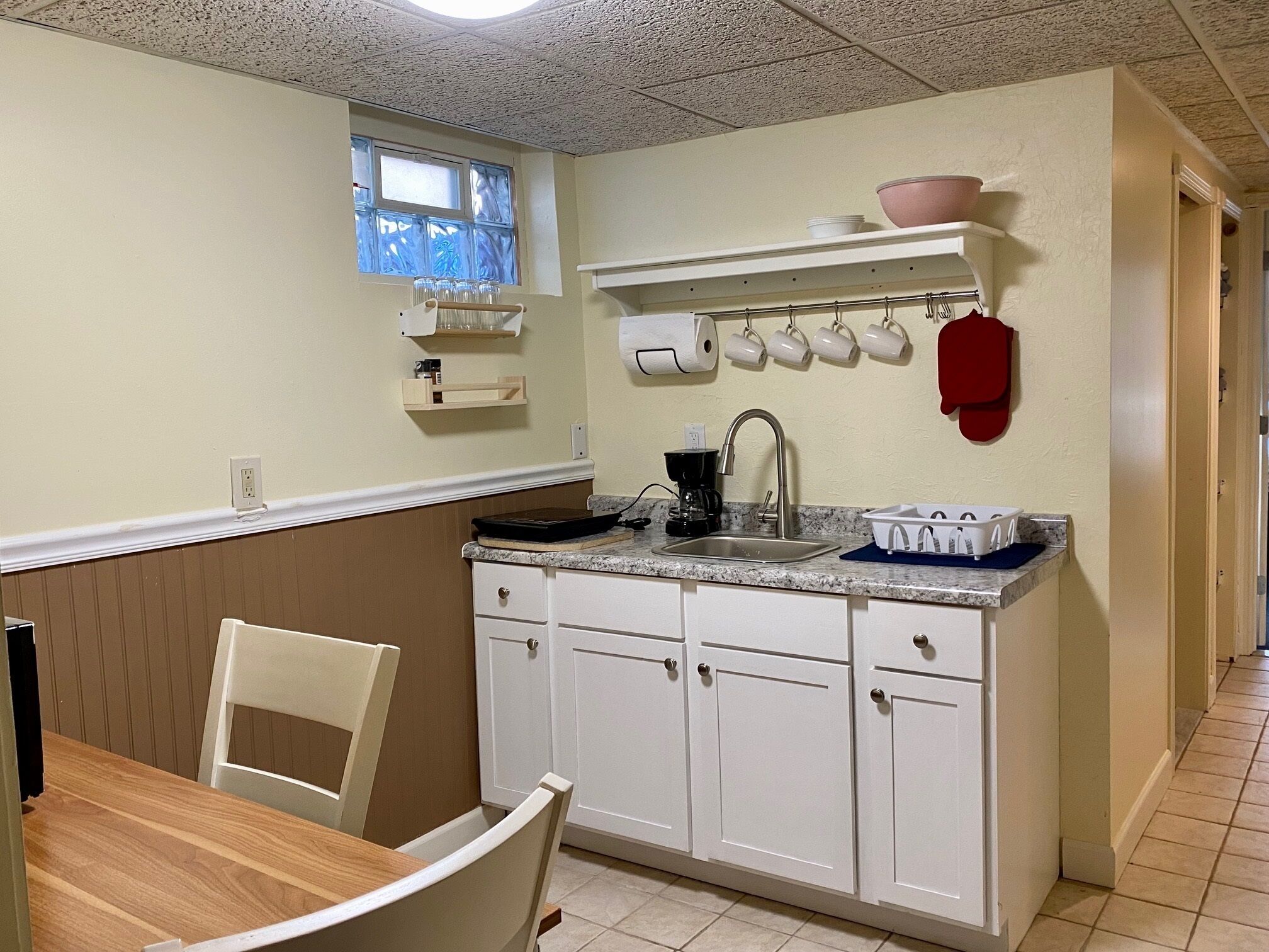 Kühlschrank, Mikrowelle, Ofen, Wasserkocher mit Kaffee-/Teezubehör