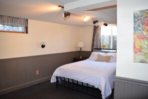 1 bedroom, desk, iron/ironing board, free WiFi - Cheerful one bedroom unit (Minneapolis)