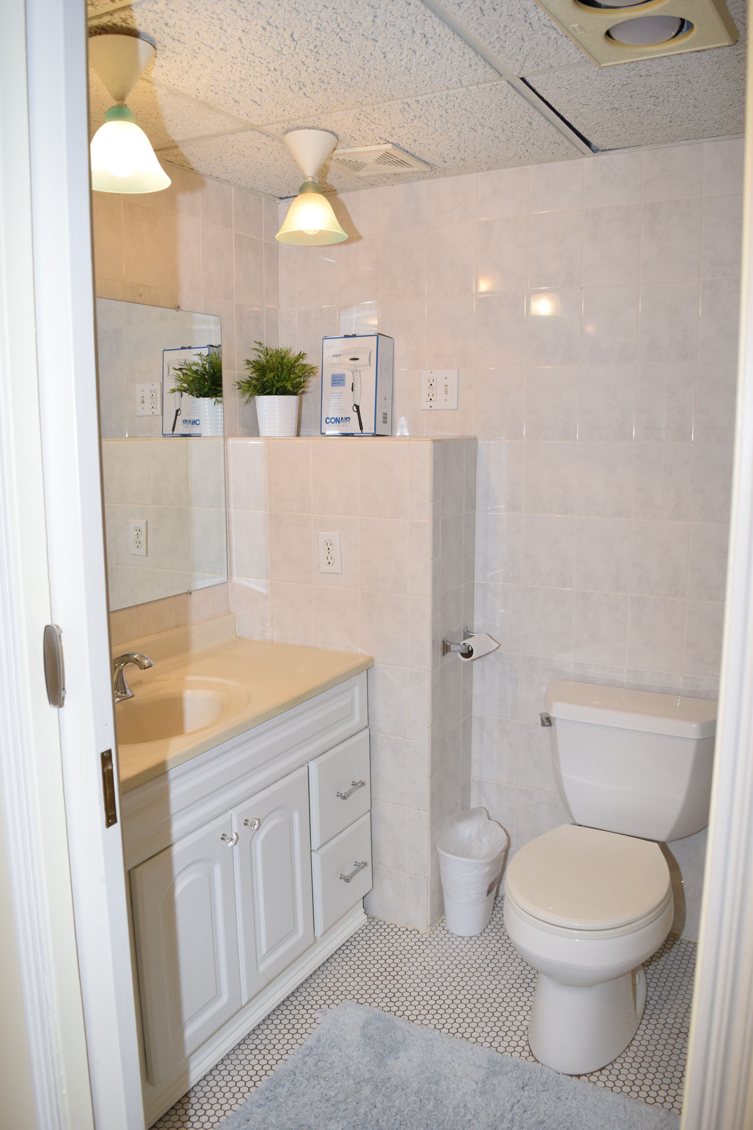 Douche, séchoir à cheveux, serviettes fournies, savon