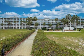 Exterior - Sea-Esta - Short Walk to Beach, Breezy Balcony, Resort Pool & Snowbirds Welcome (Pensacola)