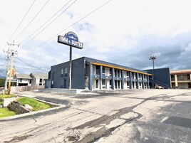 Un edificio con un letrero que indica 'Inn & Suites' en un aeropuerto.