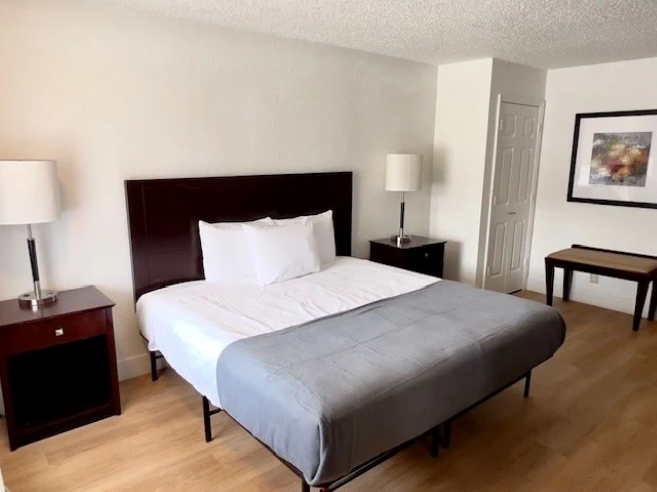 مكتب ومساحة عمل للكمبيوتر المحمول وواي فاي مجانًا