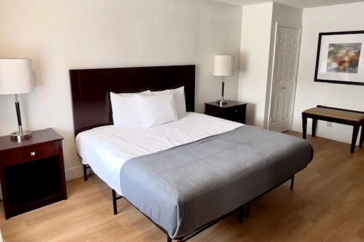 مكتب ومساحة عمل للكمبيوتر المحمول وواي فاي مجانًا