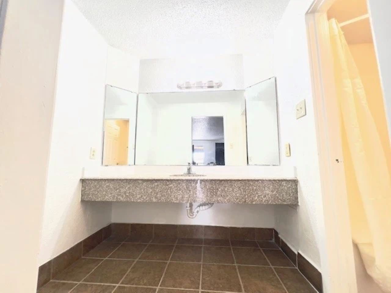 Classic Double Room | Bathroom | Towels, toilet paper