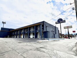 Un edificio con un letrero que dice 'Airport Inn & Suites'.