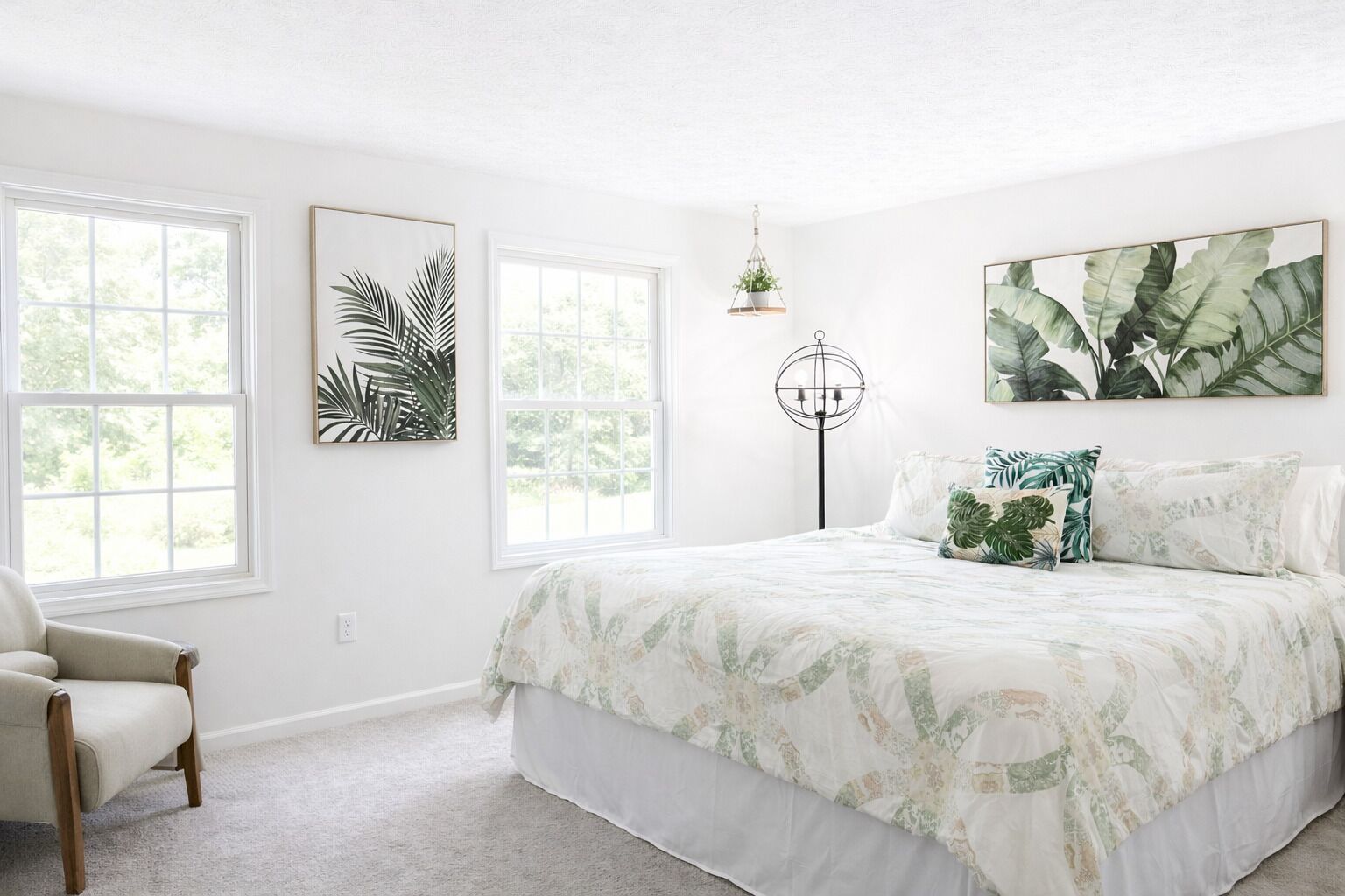 Een strijkplank/strijkijzer, wifi, beddengoed