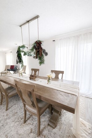 Dining - Spacious 4-bedroom house with Pool in Suburban Rochester (Rochester)