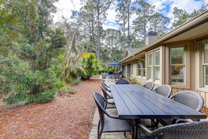 Outdoor dining - Spacious 4BR home in Sea Pines, Hilton Head Island, sleeps 10 comfortably. (Hilton Head Island)