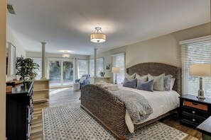 Iron/ironing board, free WiFi, bed sheets - Spacious 4BR home in Sea Pines, Hilton Head Island, sleeps 10 comfortably. (Hilton Head Island)
