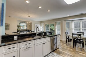 Fridge, microwave, oven, stovetop - Spacious 4BR home in Sea Pines, Hilton Head Island, sleeps 10 comfortably. (Hilton Head Island)