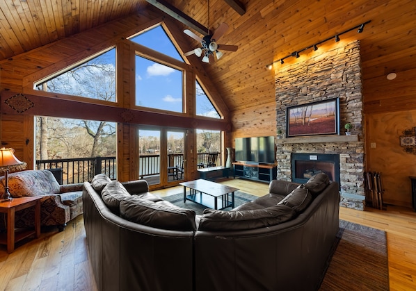 Smart TV, fireplace, video games, ping pong - Lakeside Lodge| Pet-Friendly| Lake Lodge with Hot Tub (Sherrills Ford)