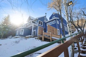 A blue house with a wooden deck and a ramp leading to the entrance. - Old Town Park City House Walk to Main Street (Park City)