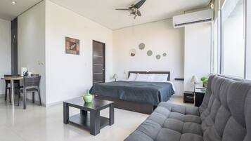 Estudio, balcón, vista a la ciudad | Cortinas blackout, tabla de planchar con plancha y wifi gratis