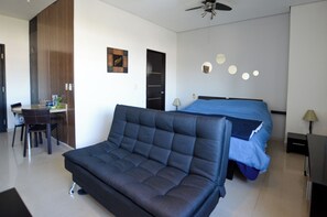 Cortinas blackout, tabla de planchar con plancha y wifi gratis 