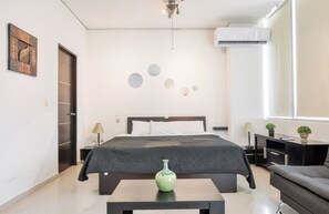 Estúdio, sacada, vista para a cidade | Cortinas blackout, ferros/tábuas de passar roupa, Wi-Fi de cortesia