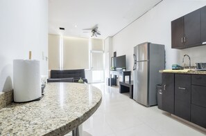 Estúdio, sacada, vista para a cidade | Sala de jantar