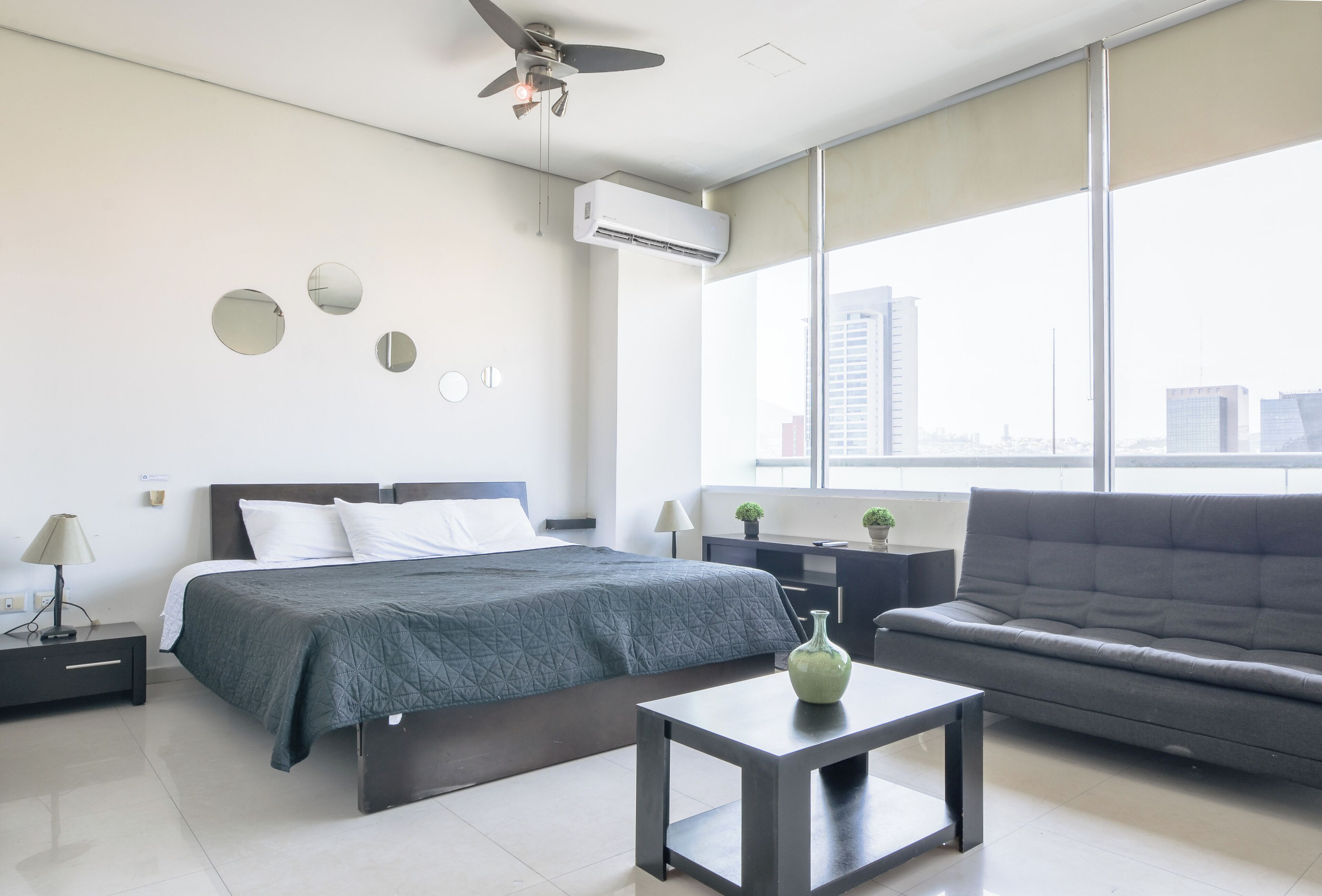 Estúdio, sacada, vista para a cidade | Cortinas blackout, ferros/tábuas de passar roupa, Wi-Fi de cortesia