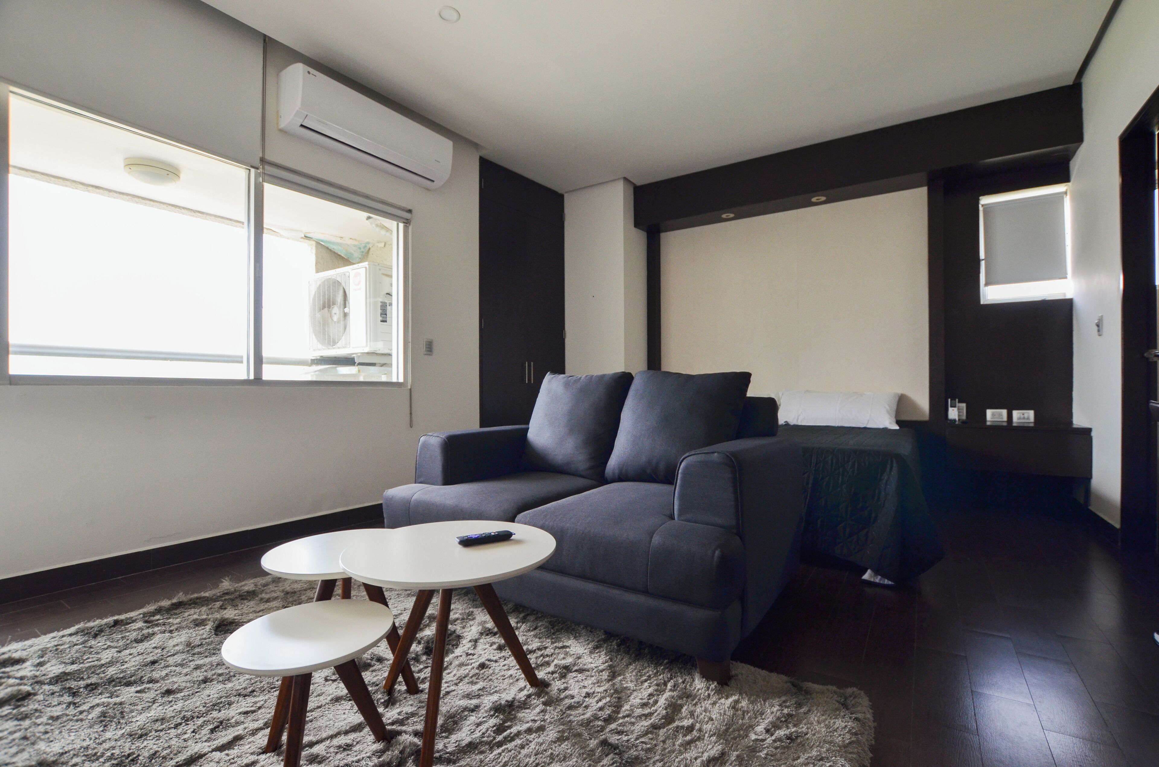 Estudio empresarial, balcón, vista a la ciudad | Área de sala de estar | Smart TV de 42 pulgadas con canales digitales 