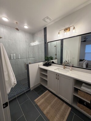 Shower, hair dryer, towels, soap - Sol Haven Washington, Utah (Washington)