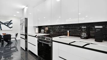 Casa (4 Bedrooms) | Cozinha privada | Micro-ondas, fogão, cooktop, lava-louças