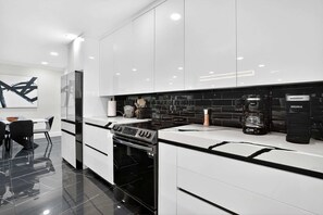 Casa (4 Bedrooms) | Cozinha privada | Micro-ondas, fogão, cooktop, lava-louças