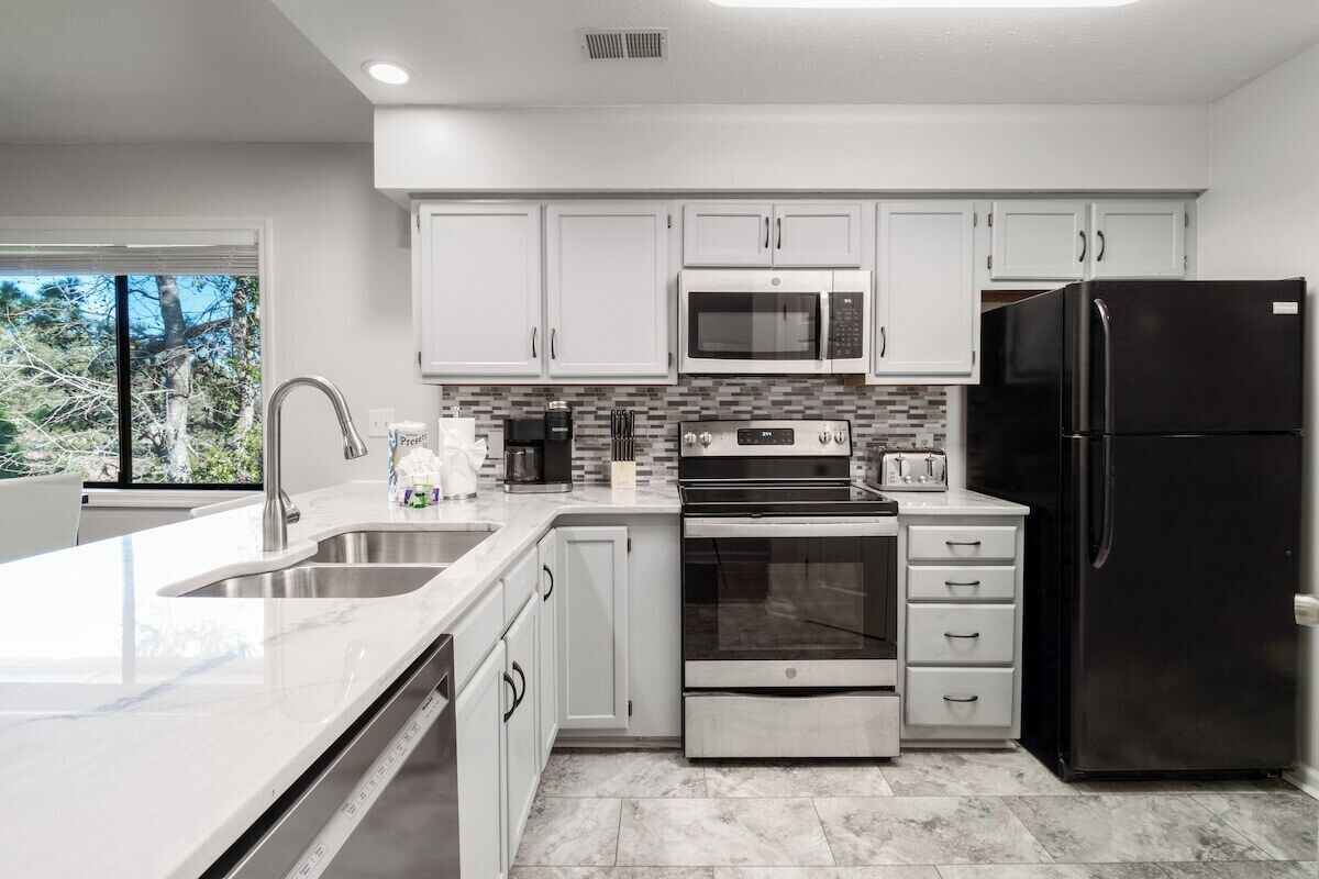 Apartment (2 Bedrooms) | Private kitchen | Microwave, oven, stovetop, dishwasher